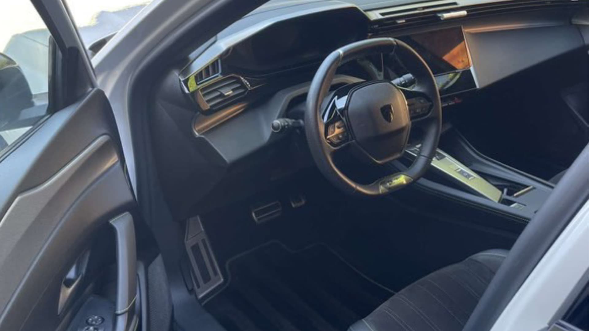 Peugeot 308 GT nettoyée par NT pour Maxime Carpentier dans le bassin annécien