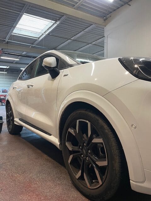 Ford Puma blanc avant sa préparation esthétique pour la vente