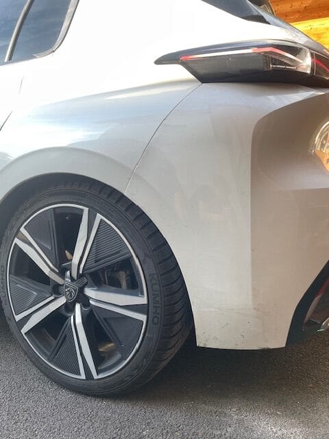 Peugeot 308 GT avant son nettoyage extérieur près d’Annecy
