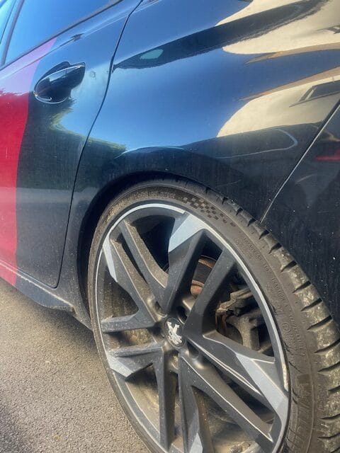 Peugeot 308 GTI avant son nettoyage extérieur près d’Annecy
