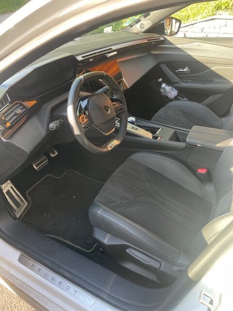 Habitacle d’une Peugeot 308 GT avant son nettoyage intérieur
