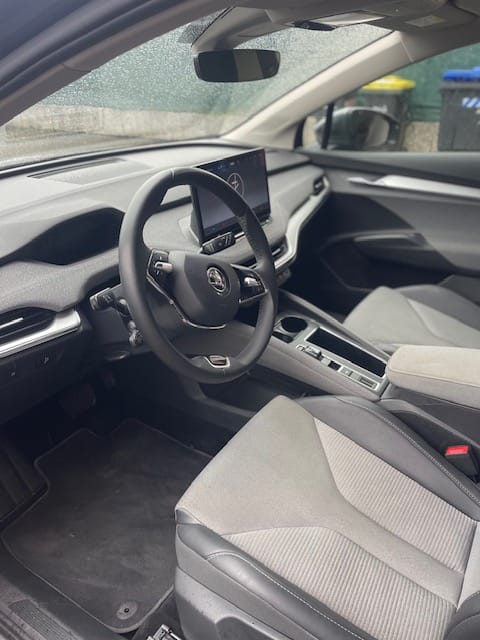 Habitacle d’un Skoda Enyaq avant son nettoyage intérieur