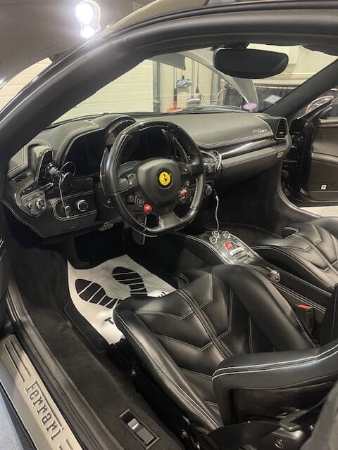 Habitacle d’une Ferrari après son nettoyage intérieur réalisé par NT
