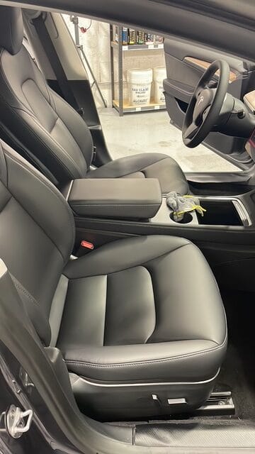 Sièges en cuir d’une Tesla Model 3 après leur nettoyage
