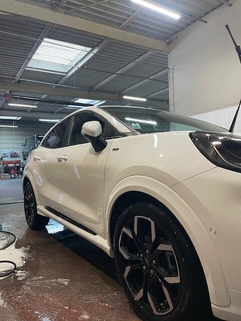 Ford Puma blanc après sa préparation esthétique pour la vente